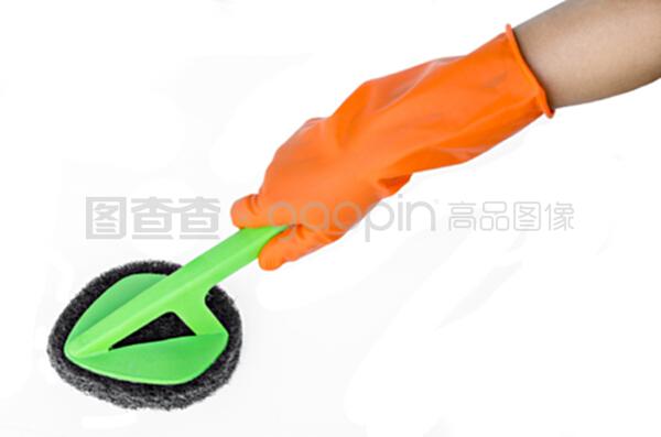用刷子清潔橙色手套的手。